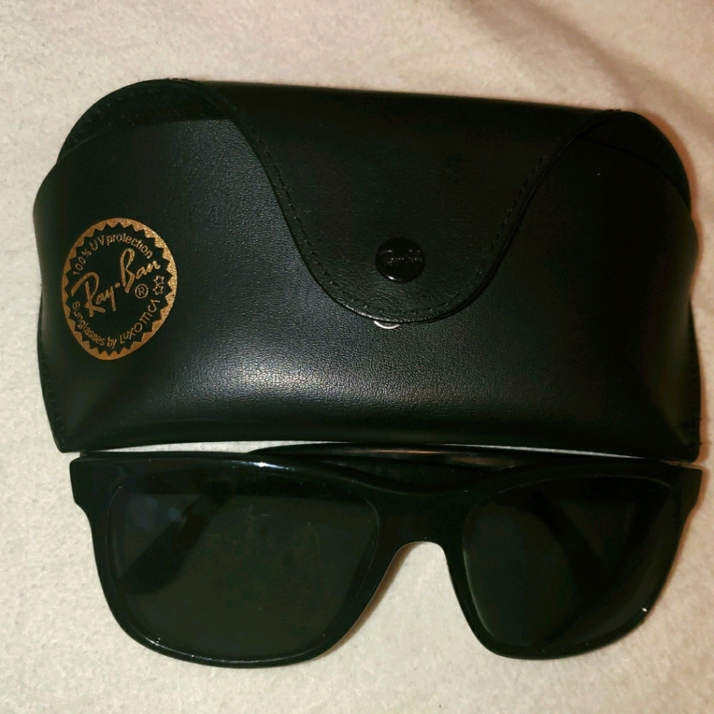 Black Ray-Ban Shades